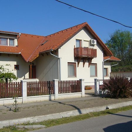 Csipkehaz Apartman Cserkeszolo Exterior photo