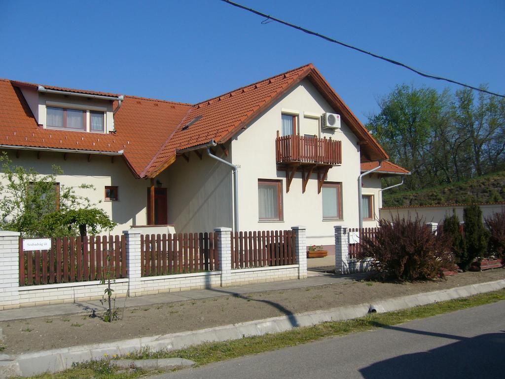 Csipkehaz Apartman Cserkeszolo Exterior photo